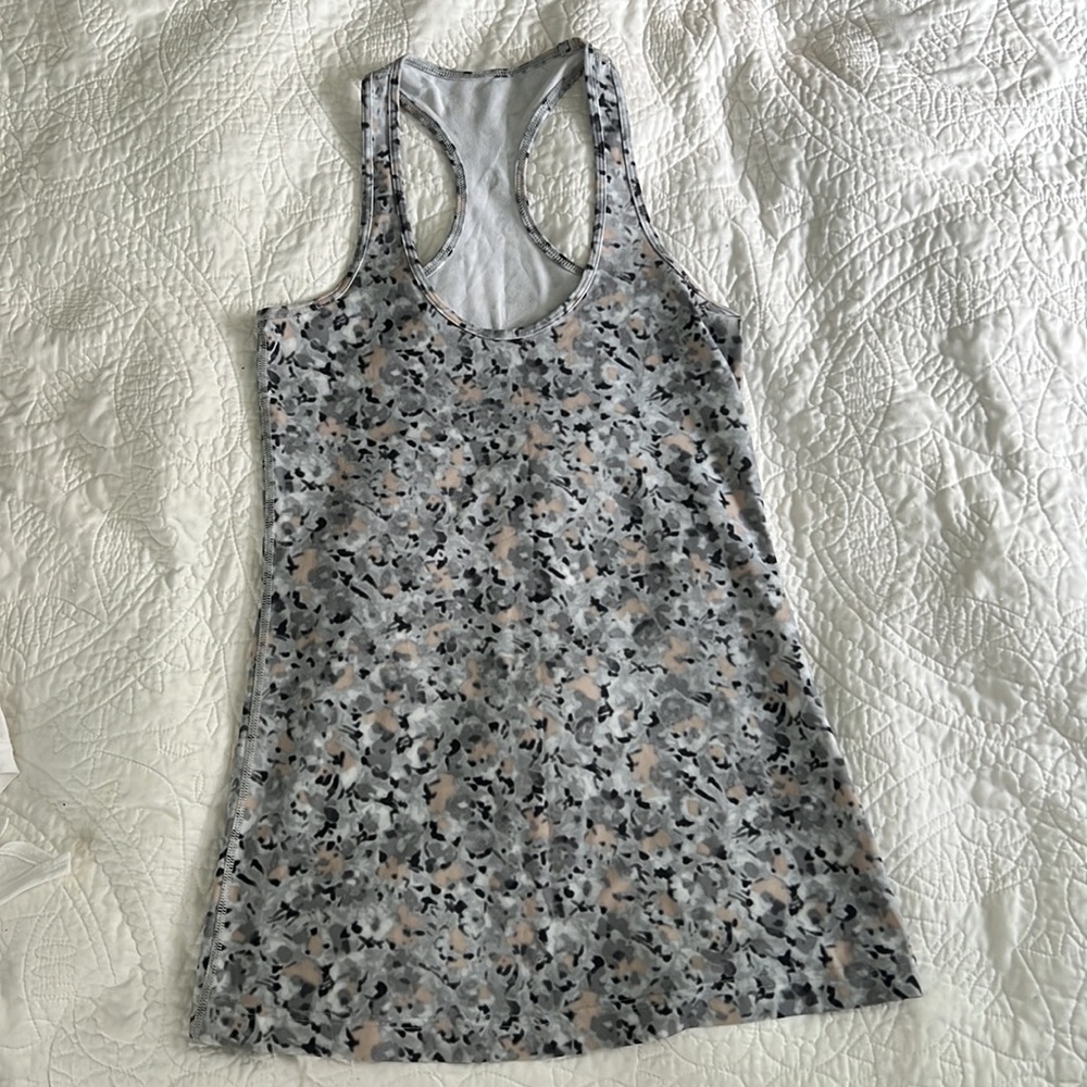 Lululemon size 4 tank